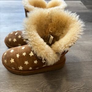 UGG Classic Mini II Stars Boots – Kids Size 11 – Chestnut Suede